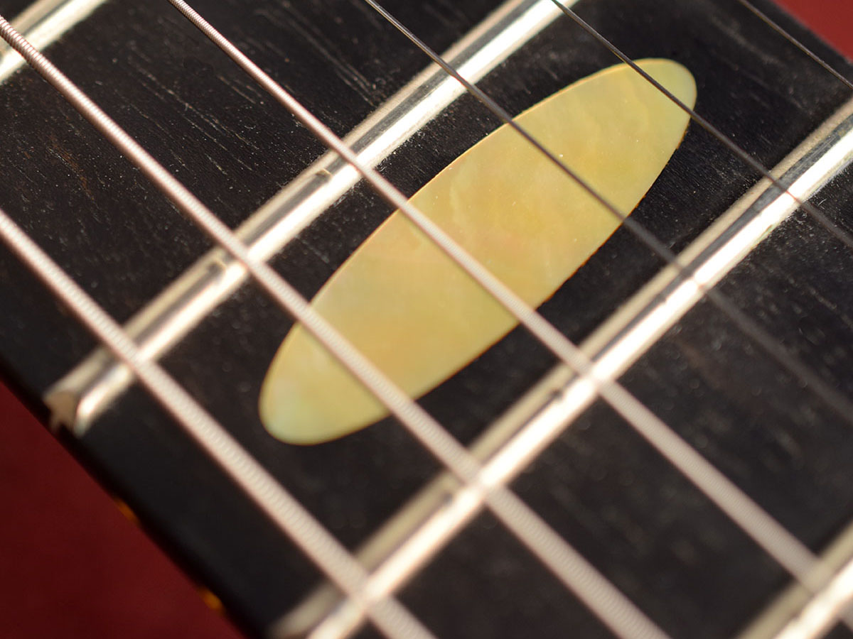 Gold lip mother of pearl oval inlay